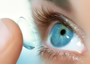 Почему контактная линза не прилипает к глазу