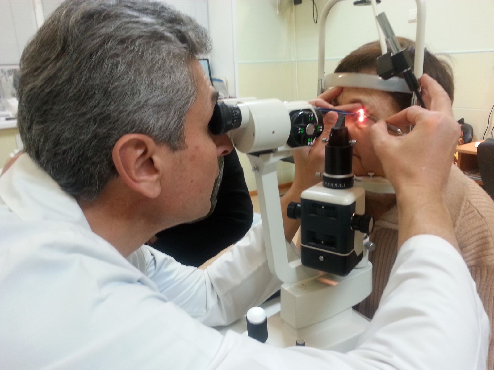 Прижигание сетчатки. Аппарат для коррекции зрения. Осмотр окулиста. Процедуры у офтальмолога. Исследование глаза.